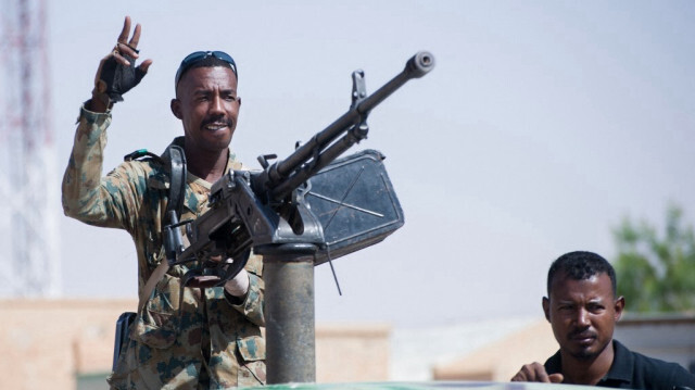 Des membres du bataillon des forces de mission spéciale de l'armée soudanaise dans l'État du Nord organisent un défilé dans la ville de Karima, le 19 mai 2024.