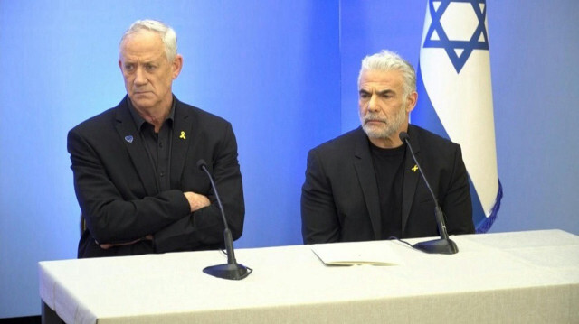 Les chefs de l'opposition israélienne Yair Lapid (D) et Benny Gantz(G) réagissent après qu'un tribunal a déclaré dimanche qu'un ex-porte-parole du Premier ministre israélien Benjamin Netanyahu a été arrêté pour avoir diffusé à la presse sans autorisation des documents militaires confidentiels à Tel-Aviv, le 03 novembre 2024.