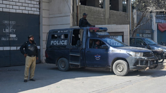 Des policiers pakistanais montent la garde devant une usine où deux ressortissants chinois auraient été abattus, à Karachi, le 5 novembre 2024.