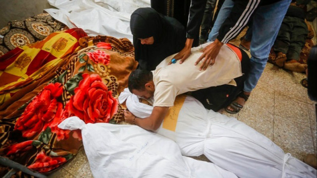 Les parents des Palestiniens qui ont perdu la vie pleurent près des corps à l'hôpital des Martyrs d'Al-Aqsa après que l'armée israélienne a attaqué les tentes des Palestiniens déplacés à Deir Al-Balah dans la Bande de Gaza, le 05 novembre 2024. 