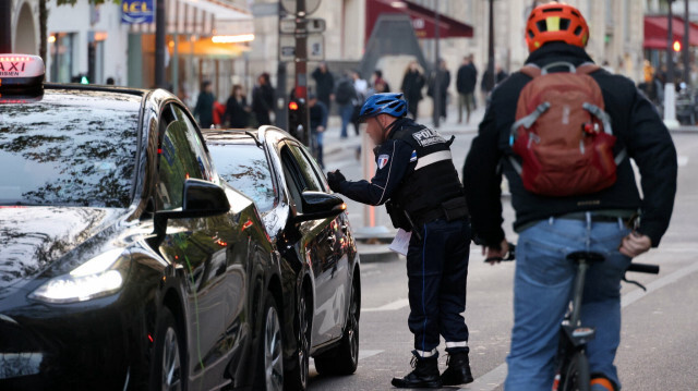 Dans la zone concernée, seuls sont autorisés les véhicules de secours, autobus, taxis, personnes à mobilité réduite, automobilistes y résidant ou y travaillant... et plus globalement tout le trafic "de destination", c'est-à-dire les véhicules qui s'y arrêtent (pour un rendez-vous médical, des courses, aller au cinéma...).
