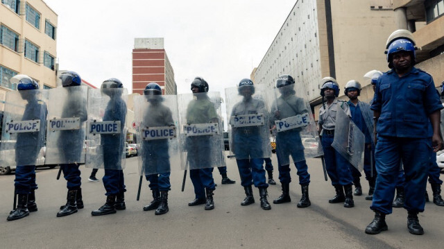 La police du Zimbabwe.