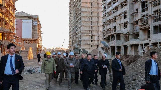 Le dirigeant nord-coréen Kim Jong Un (C) visitant un chantier de restauration des inondations dans la province de Pyongan Nord suite aux inondations provoquées par les fortes pluies de l'été, le 5 novembre 2024.