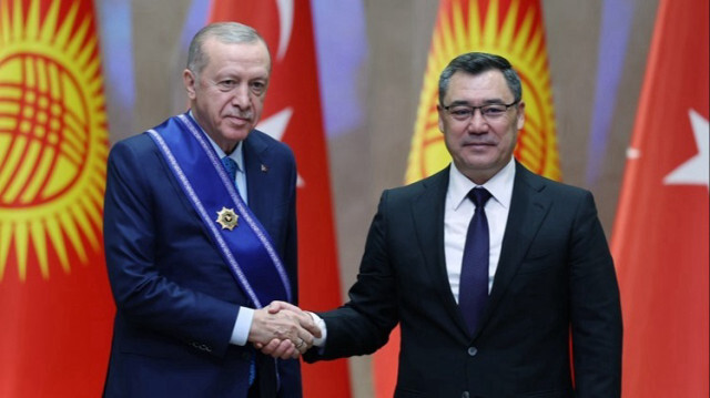 Le Président du Kirghizstan, Sadyr Japarov (D), et le Président turc, Recep Tayyip Erdogan (G), lors de la 6e réunion du Conseil de coopération stratégique de haut niveau entre la Turkiye et le Kirghizstan, à Bichkek, au Kirghizstan, le 05 novembre 2024.