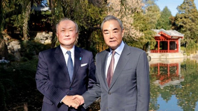 Le Conseiller japonais à la sécurité nationale, Takeo Akiba et le ministre chinois des Affaires étrangères Wang Yi.