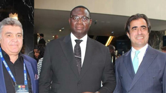 Le Ministre sénégalais de l’Urbanisme, des Collectivités Territoriales et de l’Aménagement du Territoire, Moussa Bala Fofana, entouré de deux entrepreneurs turcs, à Istanbul, le 1er novembre 2024.