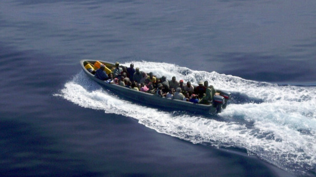 Photo des Immigrants clandestins à bord d'un bateau en route pour l'île Mayotte.