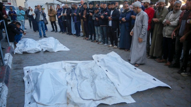 Les parents des Palestiniens qui ont perdu la vie font la prière funéraire à l'hôpital des Martyrs d'Al-Aqsa après que l'armée israélienne a attaqué les tentes des Palestiniens déplacés à Deir Al Balah dans la Bande de Gaza, le 05 novembre 2024.