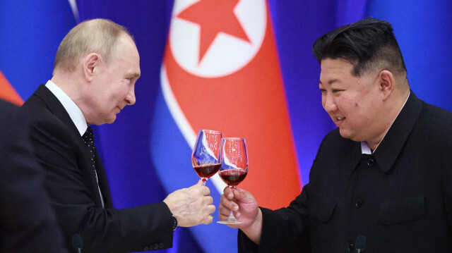 Le président de la fédération de Russie Vladimir Poutine et le dirigeant nord-coréen Kim Jong Un lors d'une réception à la maison de réception Mongnangwan à Pyongyang, le 19 juin 2024.