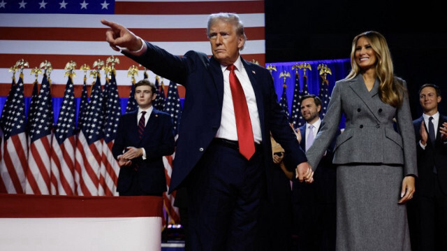 L'ancien président des États-Unis et candidat républicain à l'élection présidentielle Donald Trump, s'adresse à ses partisans en compagnie de l'ancienne première dame Melania Trump lors d'une soirée électorale au Palm Beach Convention Center, à West Palm Beach, en Floride, le 6 novembre 2024.