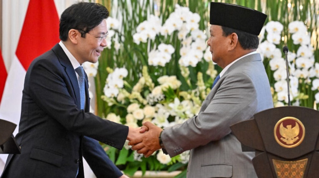 Le président indonésien Prabowo Subianto (à droite) et le premier ministre singapourien Lawrence Wong se serrent la main après une déclaration à la presse au palais présidentiel de Jakarta, le 6 novembre 2024.