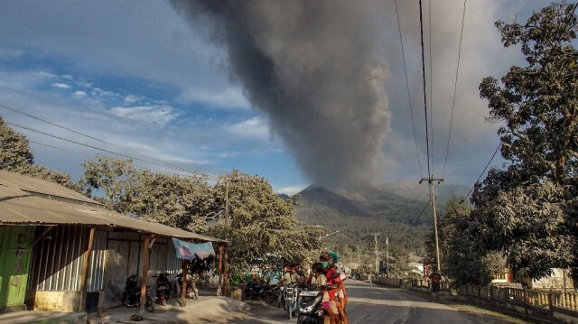 Des villageois fuient lors d'une éruption du Mont Lewotobi Laki-Laki, un jour après l'éruption précédente, dans le village de Boru, à East Flores, East Nusa Tenggara, le 5 novembre 2024. 