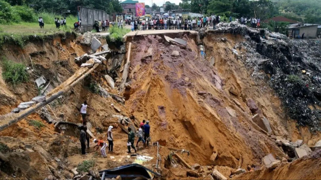 Un double éboulement a frappé la falaise de Dschang, au Cameroun, le 5 novembre 2024, faisant quatre morts et ensevelissant des dizaines de victimes.