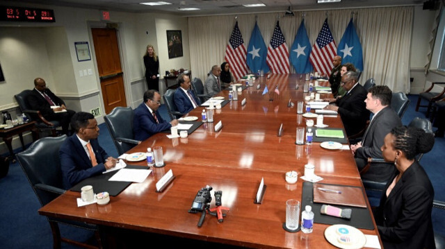 Le secrétaire américain à la Défense, Lloyd Austin (3e à droite), rencontre le président somalien Hassan Sheikh Mohamud (3e à gauche) au Pentagone à Washington, DC, le 21 juin 2023.