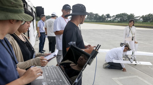 Un étudiant de l'Université nationale Cheng Kung installant un drone à voilure fixe avant le début de la deuxième application de défense nationale du défi des véhicules aériens sans pilote (UAV) à Chiayi, le 16 octobre 2024.