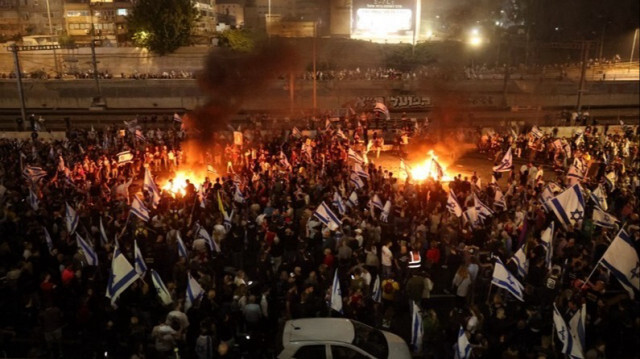 Des manifestants israéliens ont allumé un feu et bloqué une route à Tel Aviv suite au limogeage du ministre de la Défense, le 05 novembre 2024.