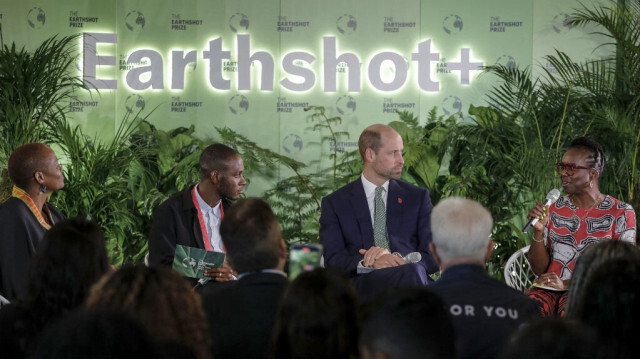 Wanjira Mathai, membre du Conseil du Prix Earthshot (G), A'aron John, membre du Programme jeunesse du Prix Earthshot (2e G), Tokunboh Ishmael, administrateur du Prix Earthshot (D), et le Prince William (2e D), Prince de Galles, participent à une table ronde à Earthshot+ au Cap, le 5 novembre 2024. 