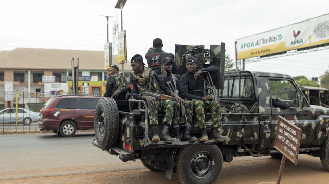 Des officiers de l'armée nigériane sont assis à l'intérieur d'un véhicule à Awka, au Nigeria, le 24 février 2023, avant les élections présidentielles nigérianes prévues pour le 25 février 2023. 