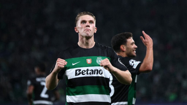 L'attaquant suédois du Sporting Lisbonne, Viktor Gyökeres, célèbre son troisième but lors du match de phase de groupes de la Ligue des champions entre le Sporting Lisbonne et Manchester City, au stade José Alvalade à Lisbonne, le 5 novembre 2024.