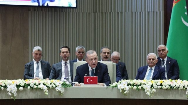 Le Président turc, Recep Tayyip Erdogan (C), participe au 11e sommet du Conseil des chefs d'État de l'Organisation des États turcs (OET) à Bichkek, au Kirghizistan, le 06 novembre 2024.