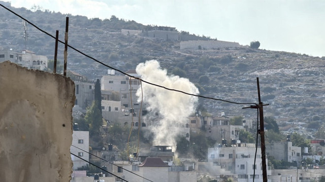 De la fumée s'élève après une attaque de l'armée israélienne à Jenine, en Palestine occupée, le 05 novembre 2024.