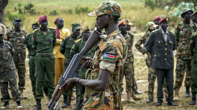 Un soldat sud-soudanais surveille la zone alors que des troupes appartenant aux Forces unifiées du Sud-Soudan participent à une cérémonie de déploiement au Centre d'entraînement militaire de Luri à Juba, le 15 novembre 2023. 