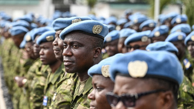 Des soldats ivoiriens appartenant à la Mission multidimensionnelle intégrée de stabilisation des Nations Unies au Mali (MINUSMA) se tiennent debout lors d'une cérémonie de décoration au Camp Gallieni à Abidjan, le 24 janvier 2023.