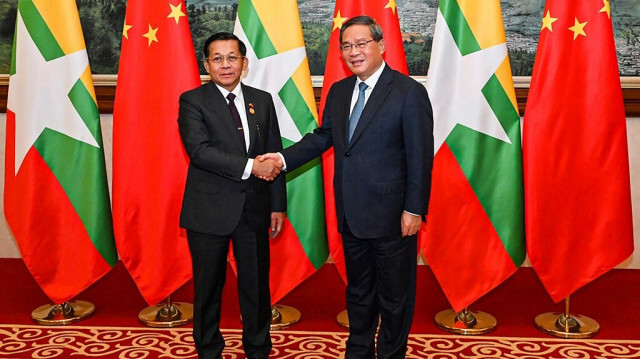 Le chef militaire du Myanmar Min Aung Hlaing (G) serrant la main du Premier ministre chinois Li Qiang (D) avant un dîner de réception lors du Sommet de la sous-région du Grand Mékong (GMS) à Kunming, dans la province du Yunnan, au sud de la Chine, le 6 novembre 2024.