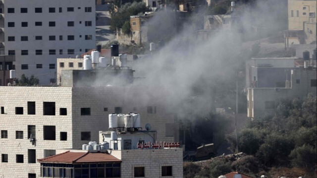 De la fumée s'élève lors d'un raid israélien à Tulkarem, dans le nord de la Palestine occupée.