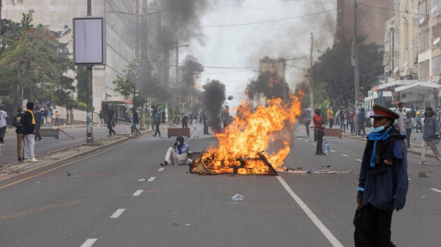 Des manifestants sont vus à côté d'une barricade en feu dans l'avenue Eduardo Mondlane à Maputo au Mozabique, le 7 novembre 2024.