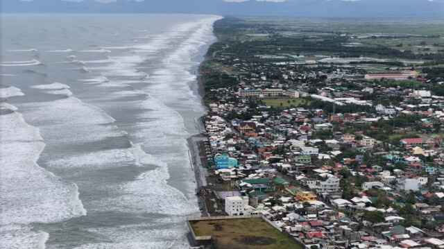 Une vue aérienne montre de grosses vagues déferlant sur les côtes de la ville d'Aparri, dans la province de Cagayan, au nord de Manille, le 31 octobre 2024, après le passage du super typhon Kong-rey dans cette ville du nord.