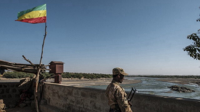 Un membre des forces spéciales d'Amhara observe le passage de la frontière avec l'Érythrée où flotte un drapeau éthiopien impérial, à Humera, en Éthiopie, le 22 novembre 2020.