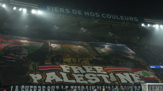 Les supporters parisiens déploient un tifo "Free Palestine" avant le match de la phase de groupes de la Ligue des champions de l'UEFA, 4e journée, entre le Paris Saint-Germain (PSG) et l'Atletico Madrid, au Parc des Princes à Paris, le 6 novembre 2024.