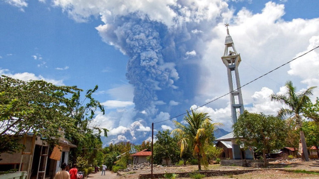 Des écoliers courent pendant l'éruption du mont Lewotobi Laki-Laki, vue du village de Lewolaga à East Flores, East Nusa Tenggara, le 7 novembre 2024.