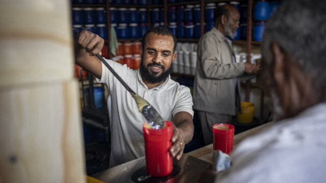 Un client achète du miel dans la boutique de Birhanu Araya à Mekele, le 8 octobre 2024. 