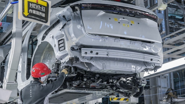 Un ouvrier sur une ligne de production lors d'une visite médiatique de l'"usine intelligente Nissan" à l'usine Nissan Motor Tochigi, la plus grande de l'entreprise au Japon, à Kaminokawa, dans la préfecture de Tochigi, à environ 105 km au nord de Tokyo.