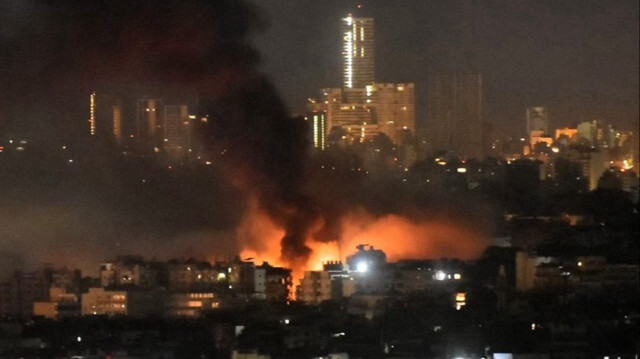 Le feu s'élève du site d'une frappe aérienne israélienne qui a ciblé la banlieue sud de Beyrouth au Liban, le 07 novembre 2024.