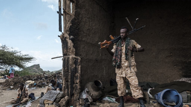 Un membre des forces spéciales Afar se tient avec une mitrailleuse dans une maison endommagée à la périphérie du village de Bisober, dans la région de Tigray, en Éthiopie.