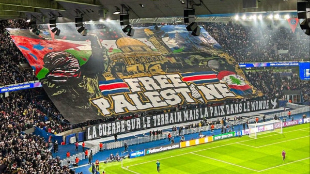 Les supporters du PSG ont déployé une banderole "Free Palestine" avant le match de Ligue des champions contre l'Atlético de Madrid, à Paris, le 6 novembre 2024.
