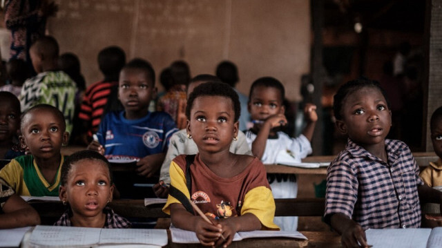 Une photo prise le 1er mars 2019 montre des élèves en classe dans une école privée de la communauté de Makoko, dans une lagune polluée à Lagos, la plus grande mégalopole d'Afrique au Nigéria. 