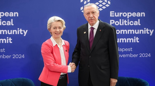 European Commission President Ursula Von der Leyen (L) and Turkish President Recep Tayyip Erdogan (R)