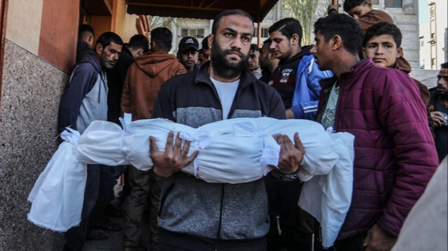 Un Palestinien porte le corps de son enfant décédé lors des attaques israéliennes sur Khan Younès dans la Bande de Gaza, le 08 novembre 2024.