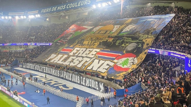 Le Collectif ultras Paris (CUP) a déroulé un tifo avec le message "Free Palestine", autour des couleurs rouge et bleu du PSG, avec un drapeau palestinien ensanglanté, le drapeau du Liban, une vue de Jérusalem, des chars ou encore une personne portant le keffieh.
