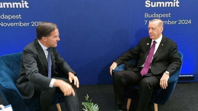 Turkish President Recep Tayyip Erdogan (R) and NATO Secretary General Mark Rutte (L)