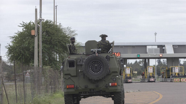 La police anti-émeute surveille une barrière de péage sur l'autoroute N1 qui relie le Mozambique à l'Afrique du Sud, à Maputo, le 6 novembre 2024.