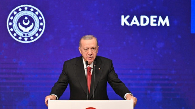 Le Président turc, Recep Tayyip Erdogan s'exprime lors du 6ème Sommet international des femmes et de la justice organisé par la Fondation Femmes et Démocratie (KADEM) à l'Université Halic à Istanbul en Turkiye, le 08 novembre 2024.