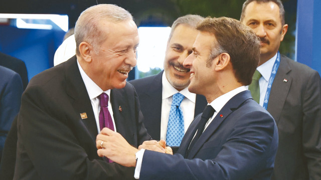 Erdoğan, zirve kapsamında düzenlenen yuvarlak masa toplantısı öncesinde Fransa Cumhurbaşkanı Emmanuel Macron ile sohbet etti.