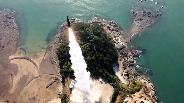 Un missile Hyunmoo-2 surface-surface à courte portée lancé dans la mer de l'Ouest depuis le site d'essai d'Anheung à Taean lors d'un exercice de tir réel, le 7 novembre 2024.