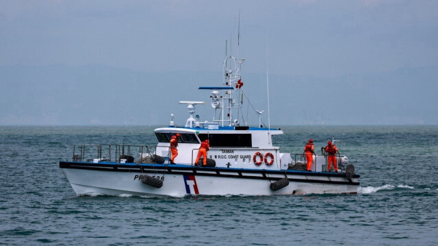 Des gardes-côtes taïwanais travaillent sur un navire au large de la côte du canton de Nangan, dans les îles Matsu, le 15 octobre 2024, au lendemain des exercices militaires "Joint Sword-2024B" menés par la Chine autour de Taïwan.