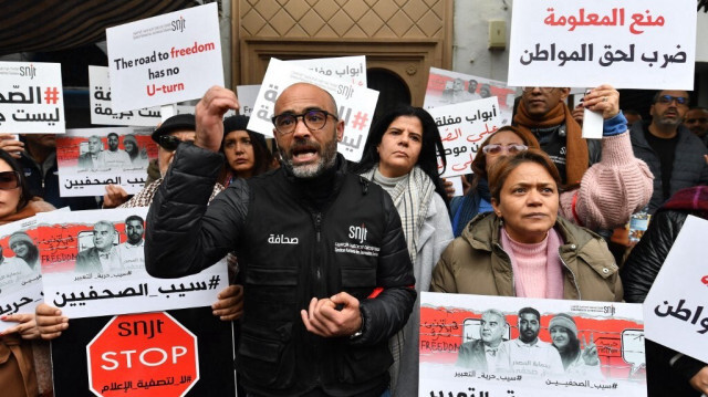 Le président du Syndicat national de la presse tunisienne (SNJT), Zied Dabbar, prononce un discours lors d'un rassemblement appelant à la libération de son collègue Zied El Heni, arrêté le 29 décembre après avoir critiqué le ministre tunisien du Commerce dans une émission de radio qu'il anime, le 10 janvier 2024 à Tunis.